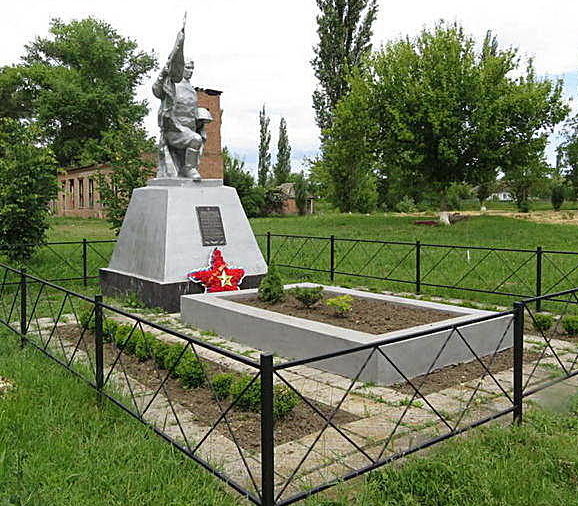 х. Войнов Егорлыкского р-на. Памятник, установленный на братской могиле, в которой похоронено 35 советских воинов, в т.ч. 25 неизвестных.