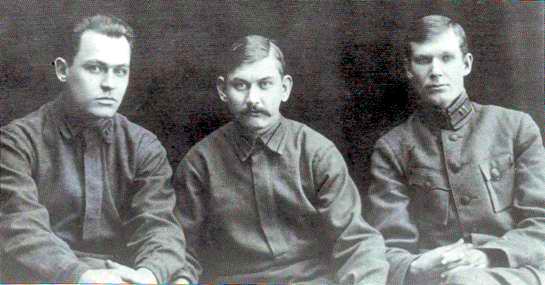Михаил Шумилов (крайний справа). 1920 г. 
