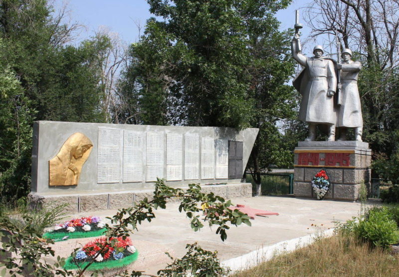 х. Гапкин Константиновского р-на. Памятник на Центральной улице, установленный на братской могиле, в которой похоронено 336 советских воинов.