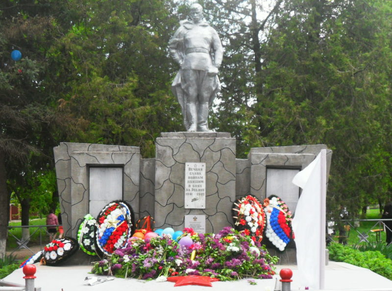ст-ца. Хоперская Тихорецкого р-на. Памятник по улице Советской 4, установленный на братской могиле, в которой похоронено 22 советских воина.