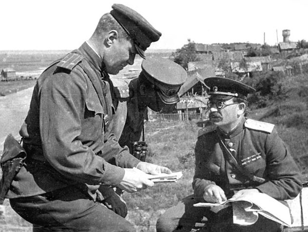 Ротмистров на передовой. 1944 г. 
