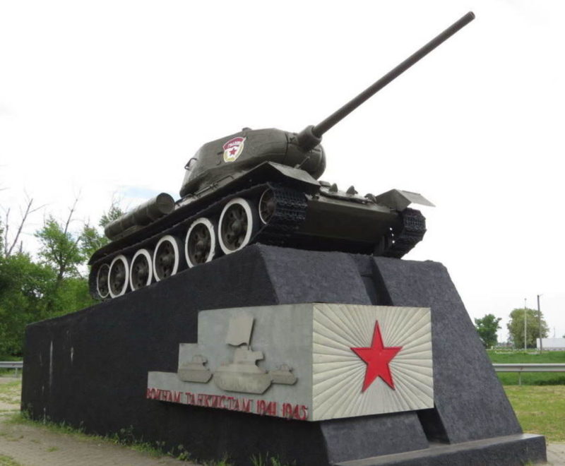 ст-ца. Егорлыкская. Памятник-танк воинам-танкистам 134-го и 221-го танковых полков.