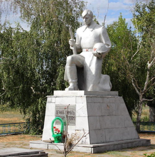 х. Какичев Белокалитвинского р-на. Памятник, установленный на братской могиле советских воинов, погибших в годы войны.