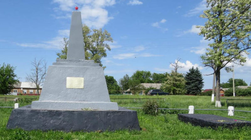 х. Объединенный Егорлыкского р-на. Братская могила, в которой похоронено 15 воинов, погибших в боях за хутор в июле 1942 и январе 1943 годов.