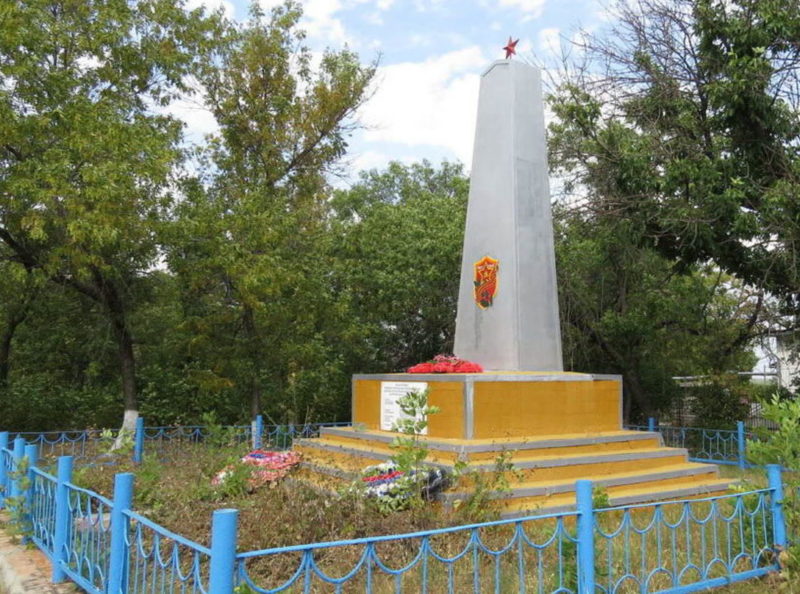 п. Коксовый Белокалитвинского р-на. Памятник в парке, установленный на братской могиле, в которой похоронено 15 воинов.