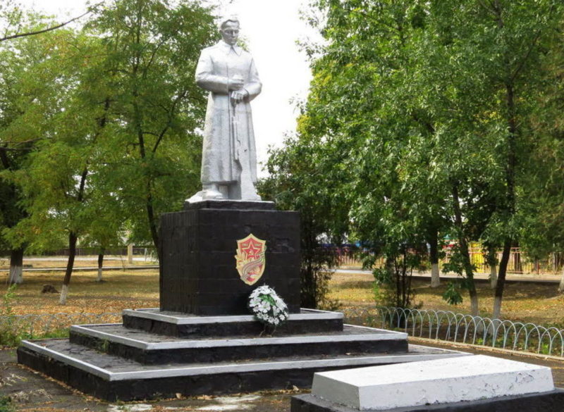 п. Коксовый Белокалитвинского р-на. Памятник Неизвестному солдату.