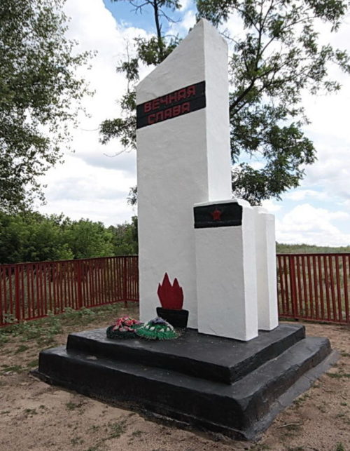 х. Корсунка Белокалитвинского р-на. Братская могила воинов, погибших в годы войны.