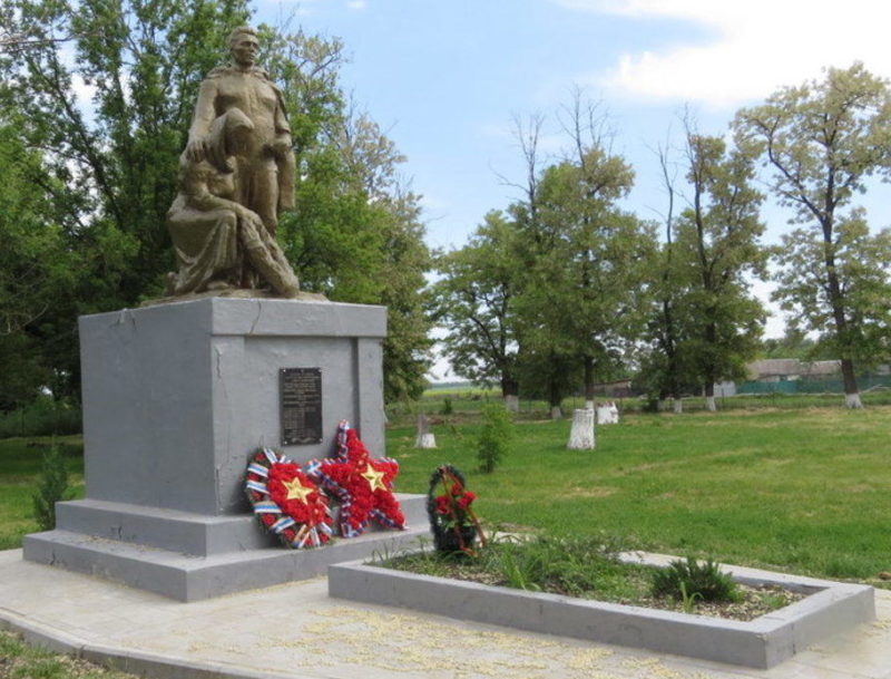 х. Украинский Егорлыкского р-на. Памятник, установленный на братской могиле, в которой похоронено 37 советских воинов, в т.ч. 32 неизвестных.