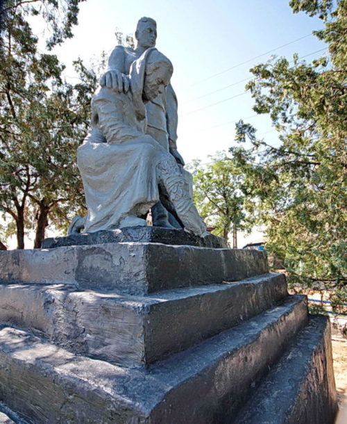 х. Крутинский Белокалитвинского р-на. Памятник по улице Платова, установленный на братской могиле, в которой похоронено 23 воина, погибших в годы войны.
