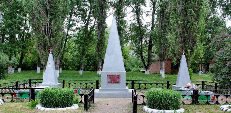 х. Курнаковка Белокалитвинского р-на. Братские могилы, в которых захоронено 72 воина, погибших в годы войны.