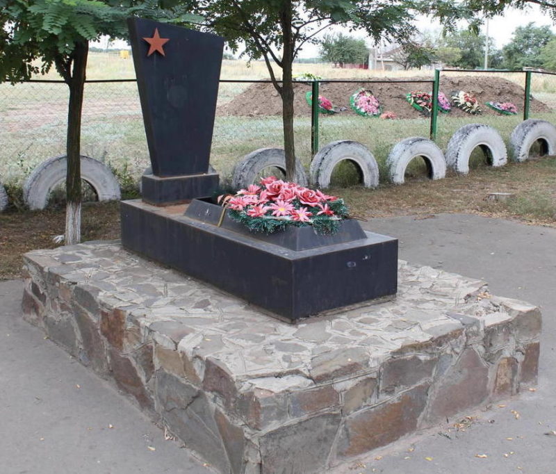 х. Михайловский Константиновского р-на. Братская могила, в которой захоронено 163 воина, в т.ч. 160 неизвестных.