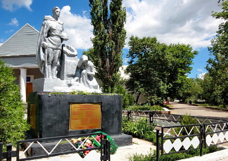 х. Ленина Белокалитвинского р-на. Памятник по улице Ленина, установленный на братской могиле, в которой похоронено 138 воинов, в т.ч. 80 неизвестных.