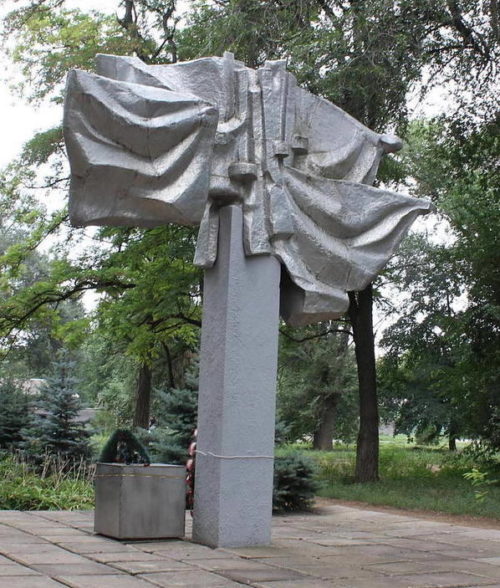 г. Зерноград. Памятник, павшим за Родину в годы войны.