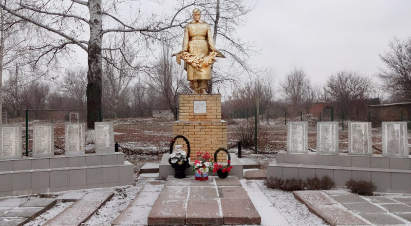 х. Божковка Красносулинского р-на. Мемориал, установленный на братской могиле, в которой похоронено 5 советских воинов. Здесь же установлены мемориальные доски с именами 119 погибших земляков.