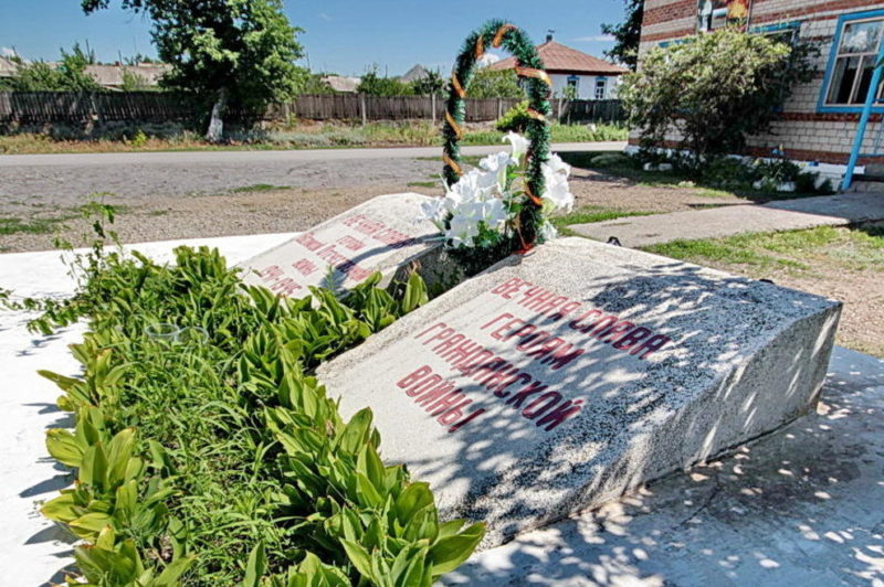 х. Рудаков Белокалитвинского р-на. Братская могила, в которой покоится прах 65 неизвестных воинов.