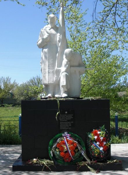 х. Гуково Красносулинского р-на. Братская могила советских воинов. 