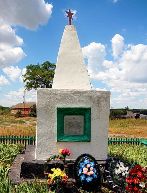 х. Титов Белокалитвинского р-на. Братская могила, в которой похоронено 12 воинов, погибших в годы войны.