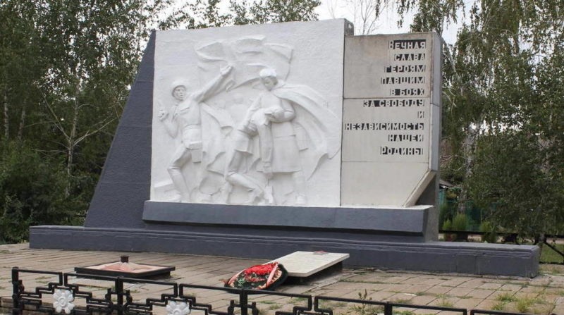 п. Экспериментальный Зерноградского р-на. Братская могила, в которой похоронено воины 248 стрелковой дивизии, 52 и 79 стрелковых бригад.