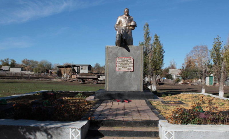 ст-ца. Краснокутская Боковского р-на. Памятник, установленный на братской могиле, в которой захоронено 77 советских воинов, погибших в боях за станицу.