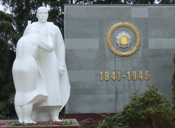 Скульптура «Мать и солдат» на мемориале. 