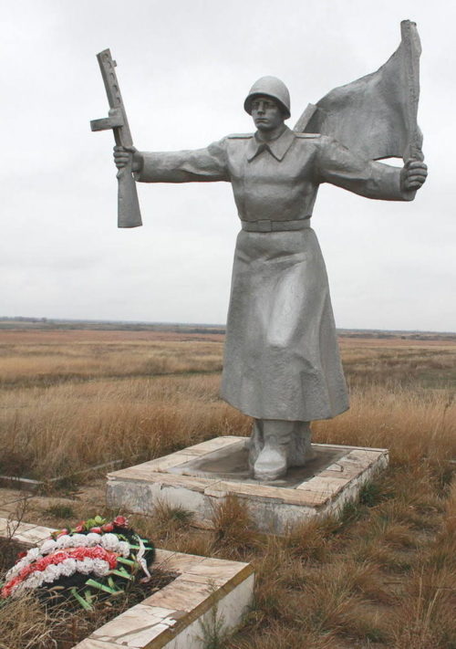 с. Бараники Сальского р-на. Памятник, установленный в 1969 году на братской могиле, в которой похоронено около 700 советских воинов.
