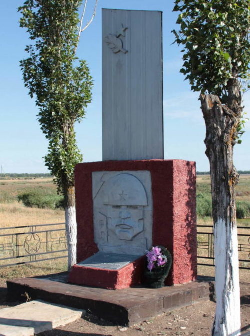 х. Бабовня Тацинского р-на. Братская могила погибших при освобождении хутора в январе 1943 года.