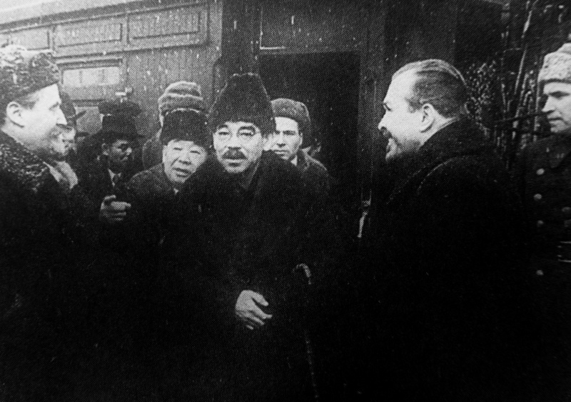 Министр иностранных дел Японии Ёсуке Мацуока и встречающие японскую делегацию лица у поезда во Владивостоке. Март 1941 г. 