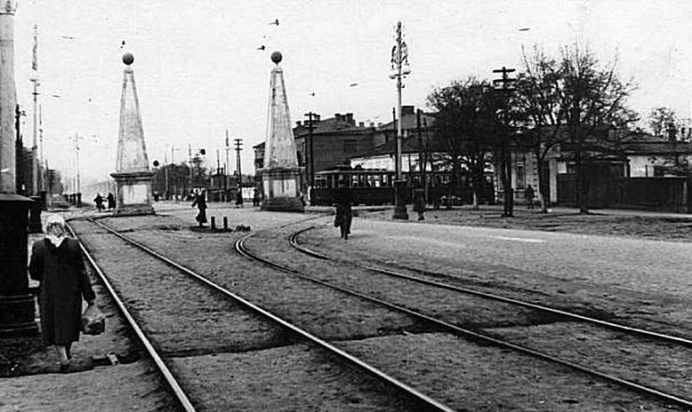 Старый городской шлагбаум. Трамвай выезжает с ул. Дзержинского на ул. Ленина. 1940 г. 
