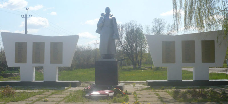 х. Лихой Красносулинского р-на. Памятник, установленный на братской могиле, погибших в годы войны.