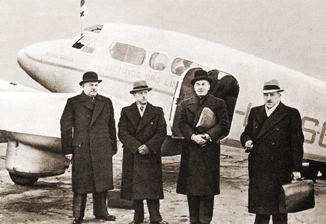 Литовская делегация перед отъездом в Москву. Министр иностранных дел Литвы Урбшис третий слева. 7 октября 1939 г.