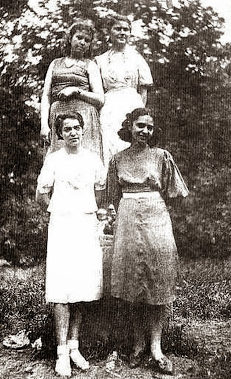 Выпускницы средней школы №29 Таганрога в городском парке. 22 июня 1941 г. 