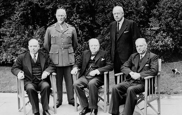 Ян Смутс (стоит в военной форме) на конференции премьер-министров стран Британского Содружества.
