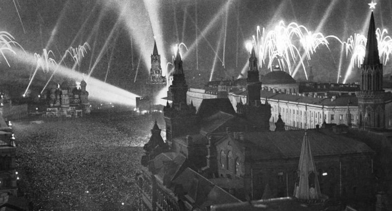 Праздничный салют в Москве. 9 мая 1945 г.