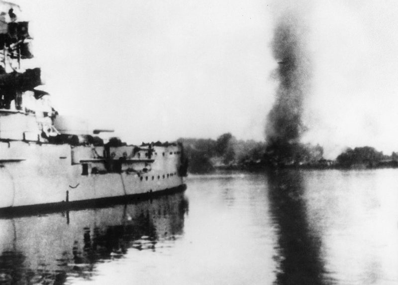 Немецкий броненосец «Шлезвиг-Гольштейн» обстреливает Вестерплатте. 05.09.1939 г.