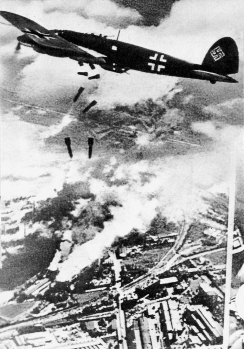 Heinkel «He 111» сбрасывает бомбы на Варшаву.