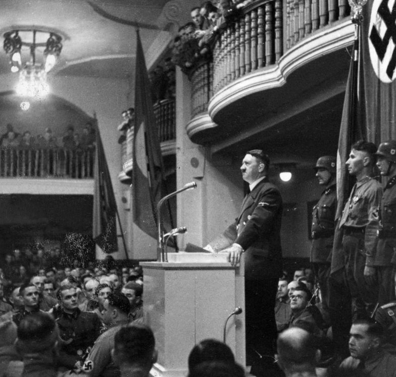 Выступление Гитлера в пивной.