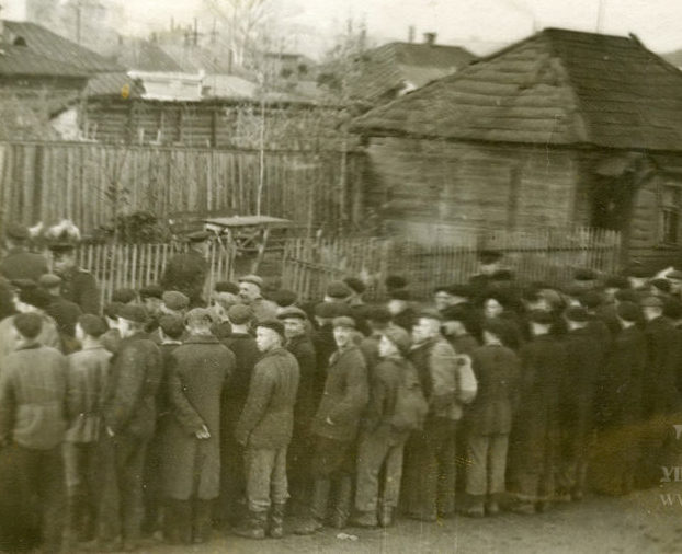 Призывники во дворе Пролетарского военкомата. Сентябрь 1941 г.