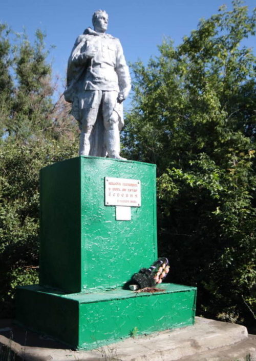 х. Бабовня Тацинского р-на. Памятник, установленный на братской могиле воинов, погибших в боях за хутор в январе 1943 года.