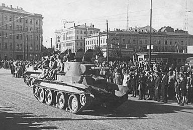 Красная армия входит в Ригу. Июнь 1940 г.