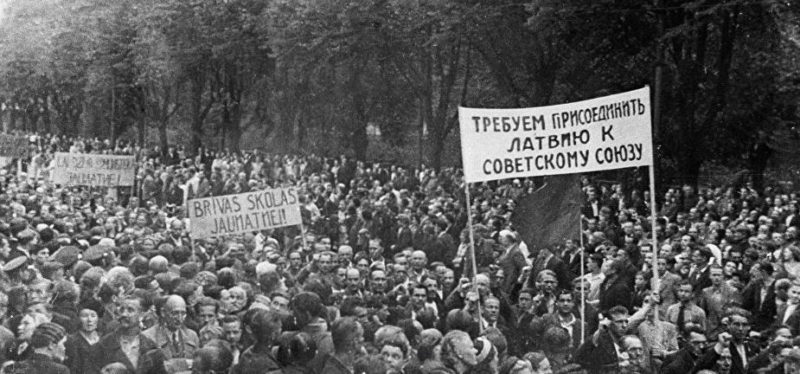 Рижане с плакатами с просьбой о присоединении к СССР.