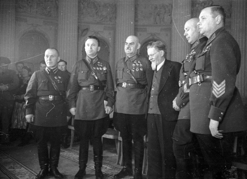 Сергей Денисов (второй слева) среди награжденных. 1940 г.