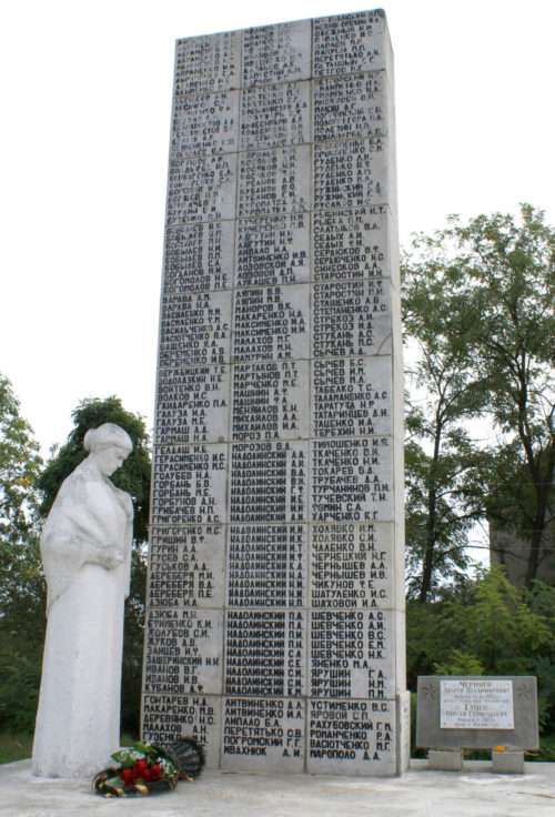 с. Ново-Бессергеновка Неклиновского р-на. Памятник 250 землякам, погибшим во время войны.