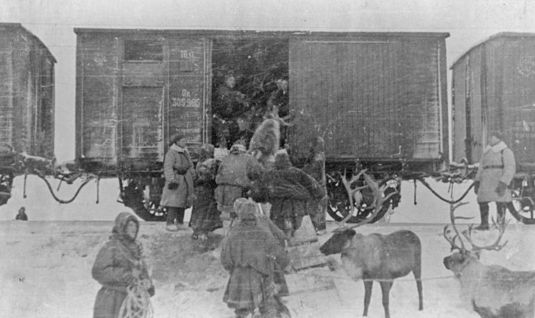Погрузка оленей в железнодорожные вагоны в Мурманске для отправки на фронт. 1941 