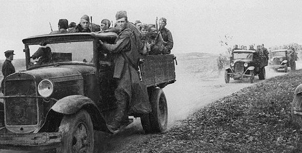 Советские пехотинцы движутся на фронт. Июль 1941 г. 