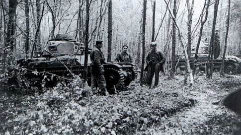 Французские танки, застрявшие в лесу. 