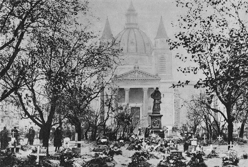 Могилы погибших варшавян в городском парке.