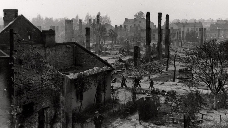 Разрушения в городе после немецких бомбардировок.