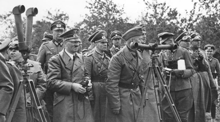 Адольф Гитлер наблюдает обстрел Варшавы. 