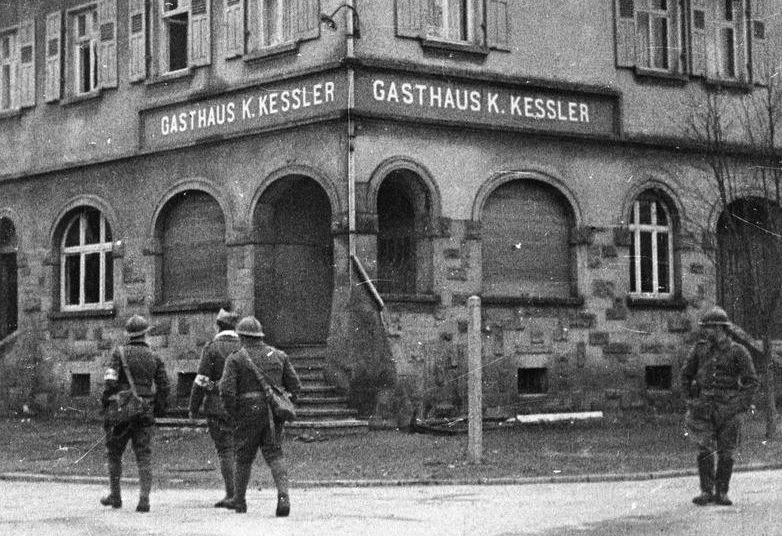 Французские солдаты в немецком Лаутербахе. 