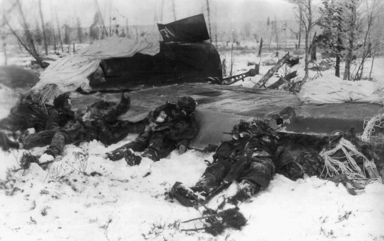 Тела летчиков у сбитого немецкого бомбардировщика Ю-88. 1941 г. 